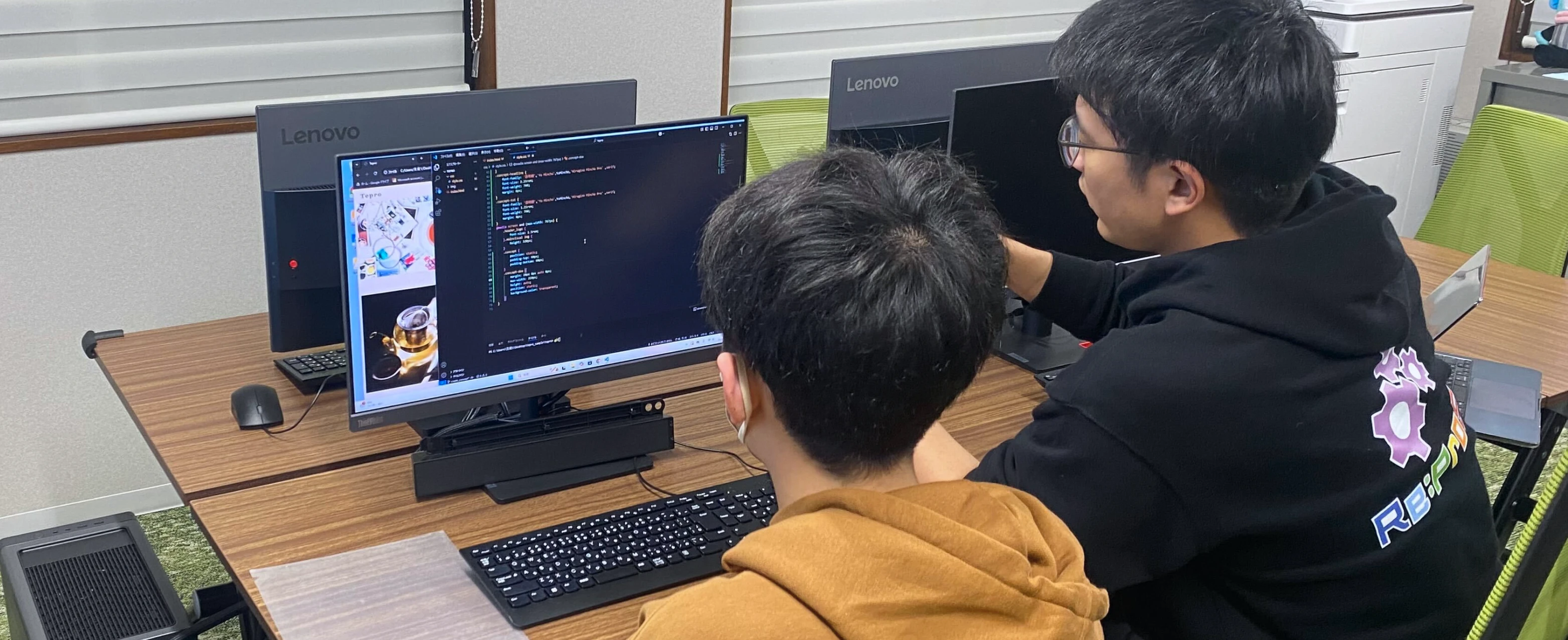 プログラミングを学生に教えている様子
