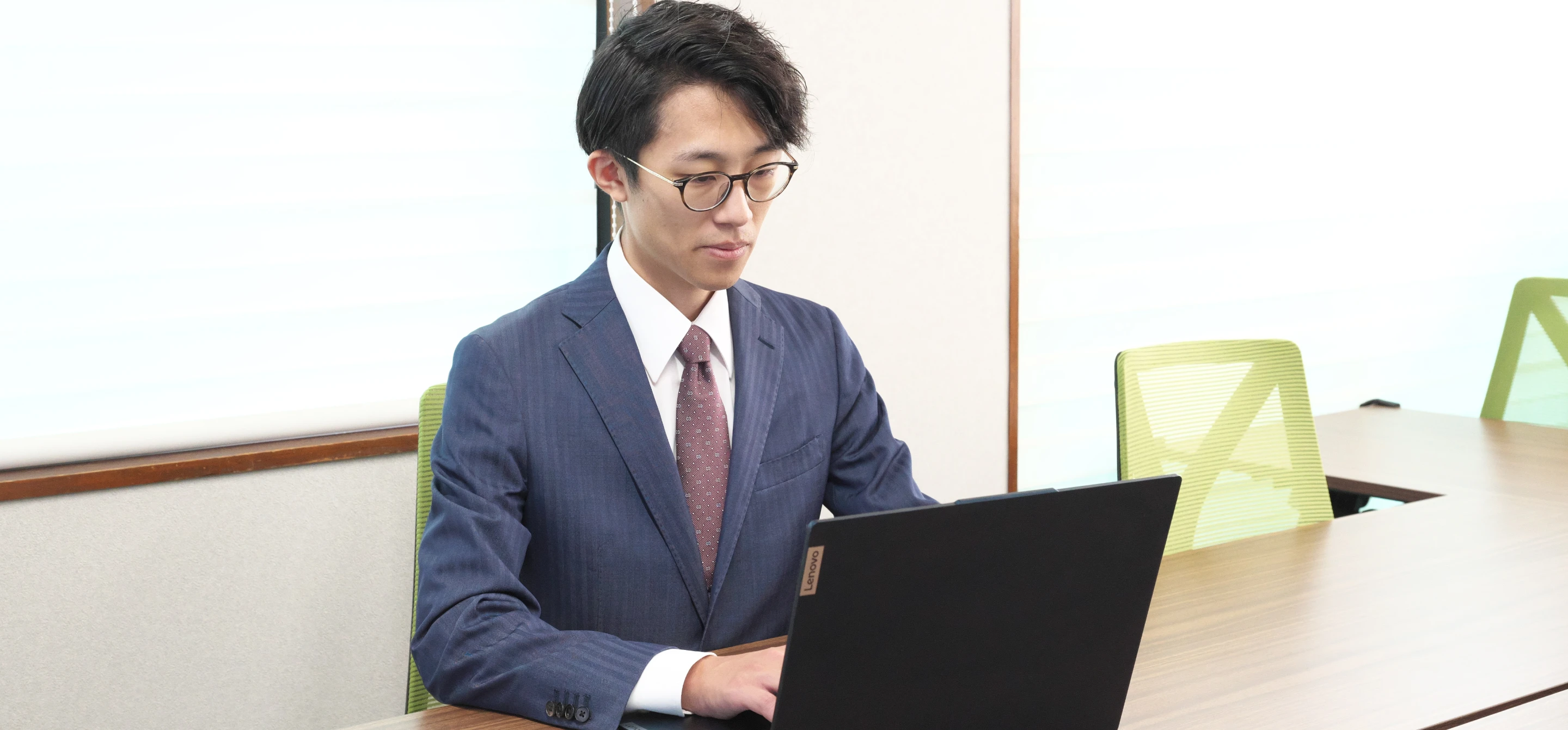 パソコンを操作している様子